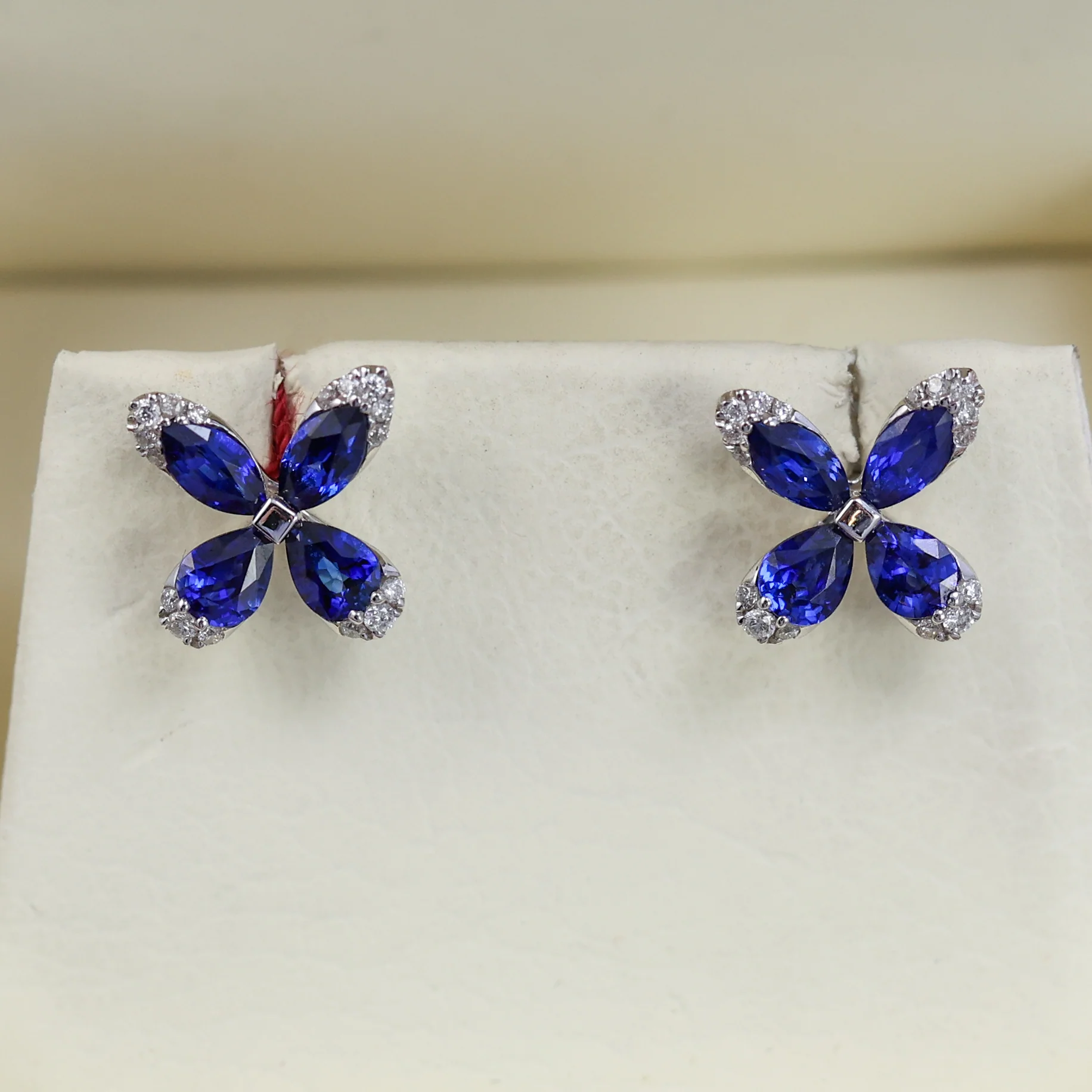 1.47 Ctw 14kt White Gold Floral ""X"" Pattern Sapphire And  Diamond Earrings - Image 2
