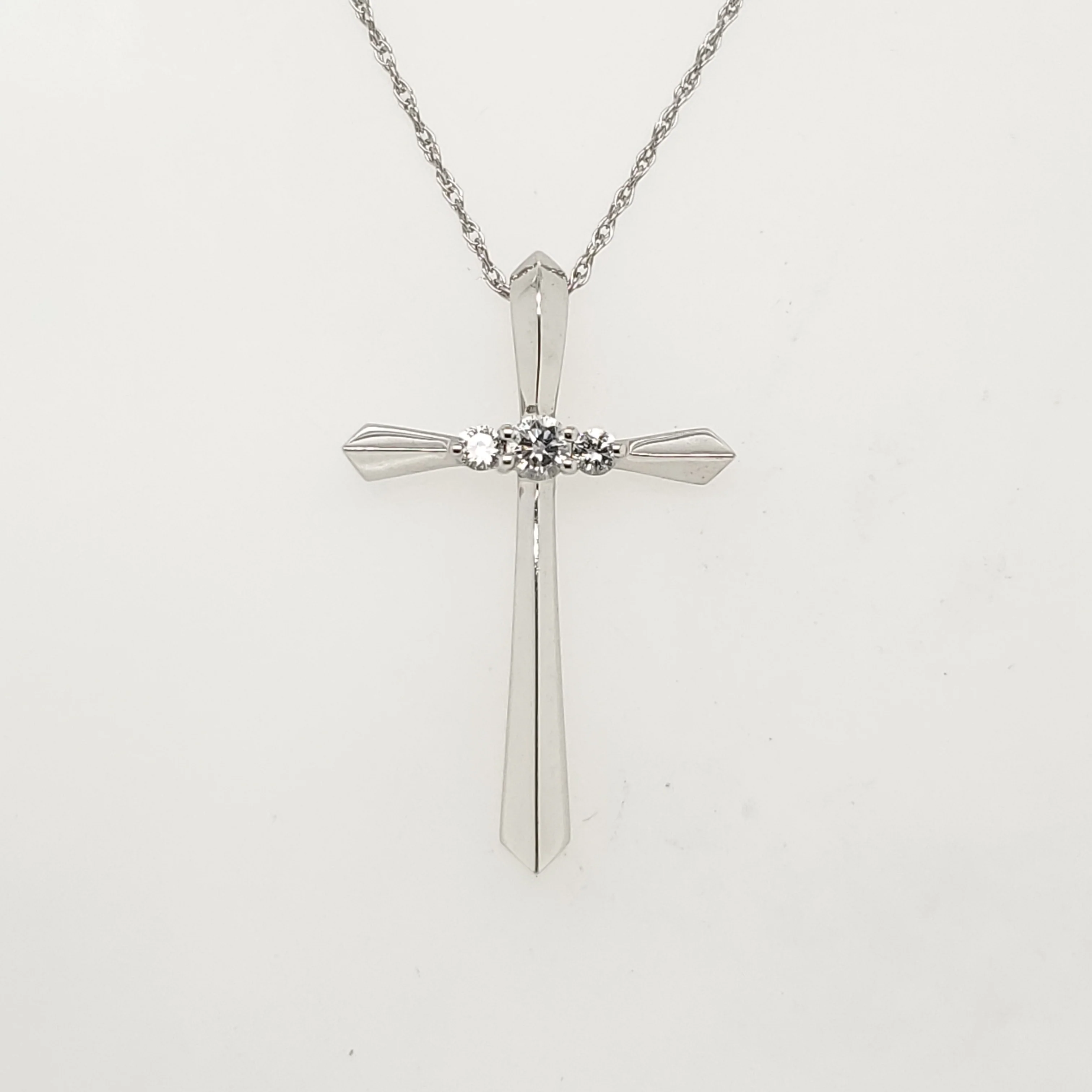 14kt White Gold Diamond Cross Pendant Necklace