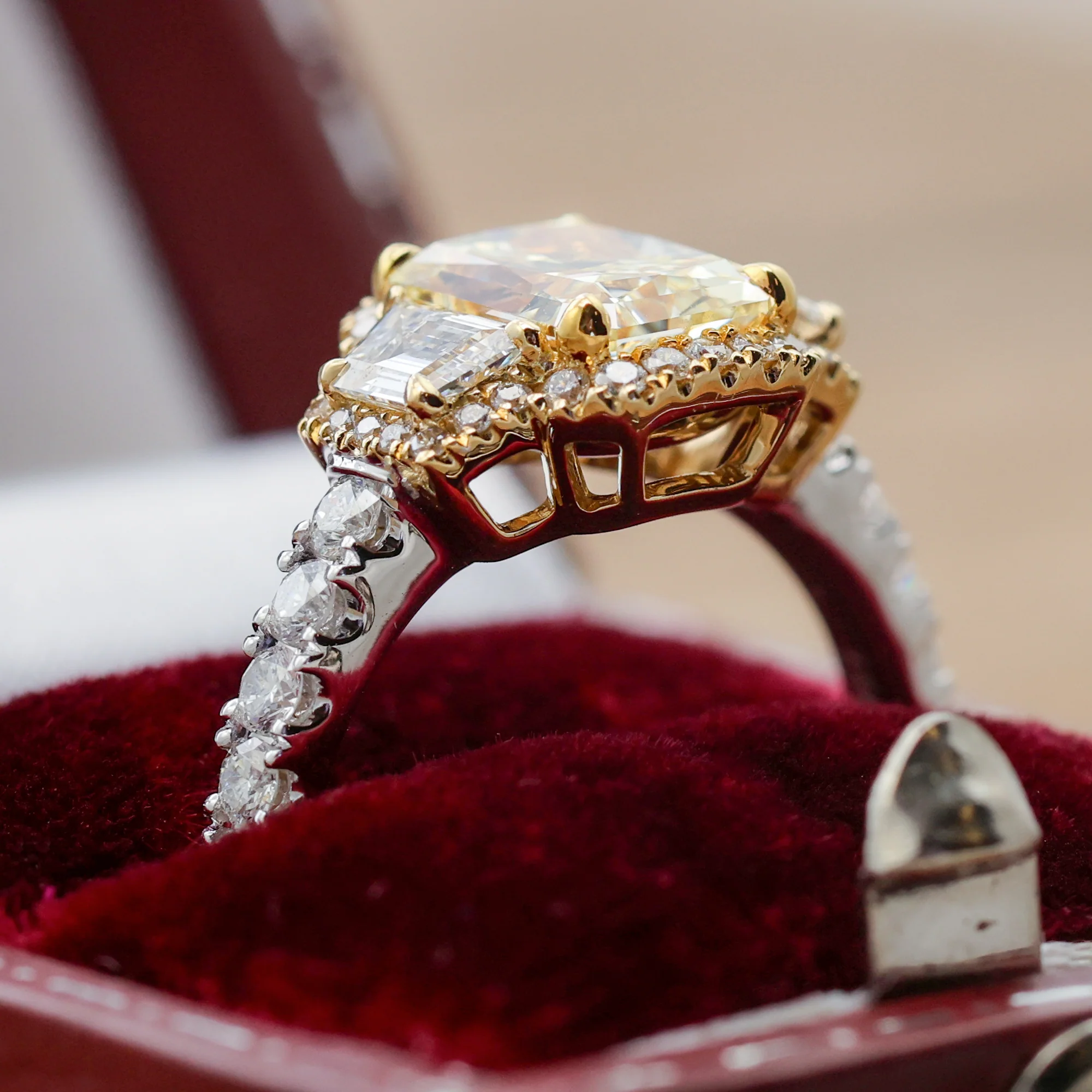 18kt White And Yellow Gold 2.07Ct GIA Fancy Yellow VVS1 Radiant Cut Diamond Ring - Image 5