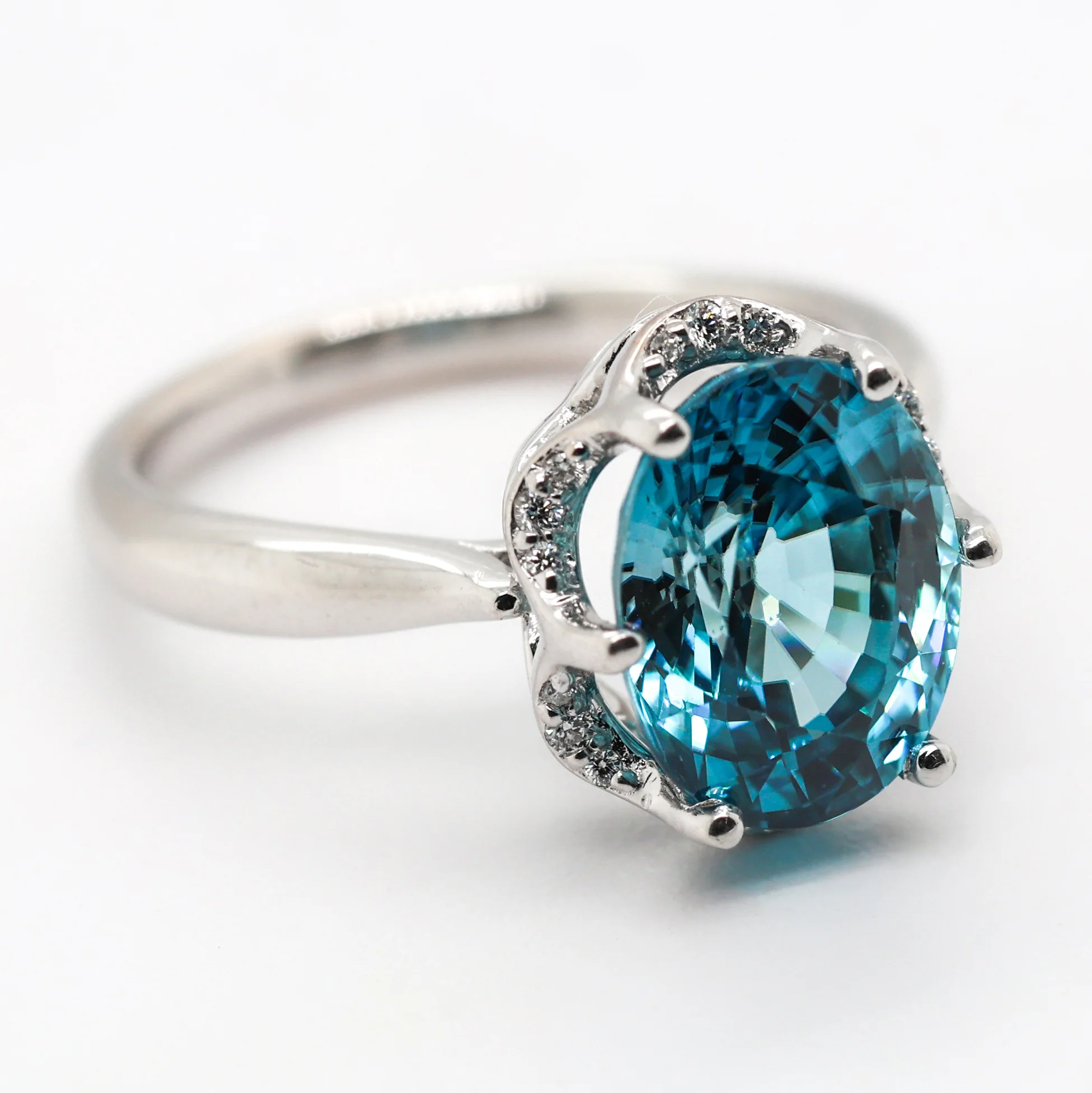 18kt White Gold Blue Zircon and Diamond Ring - Image 3