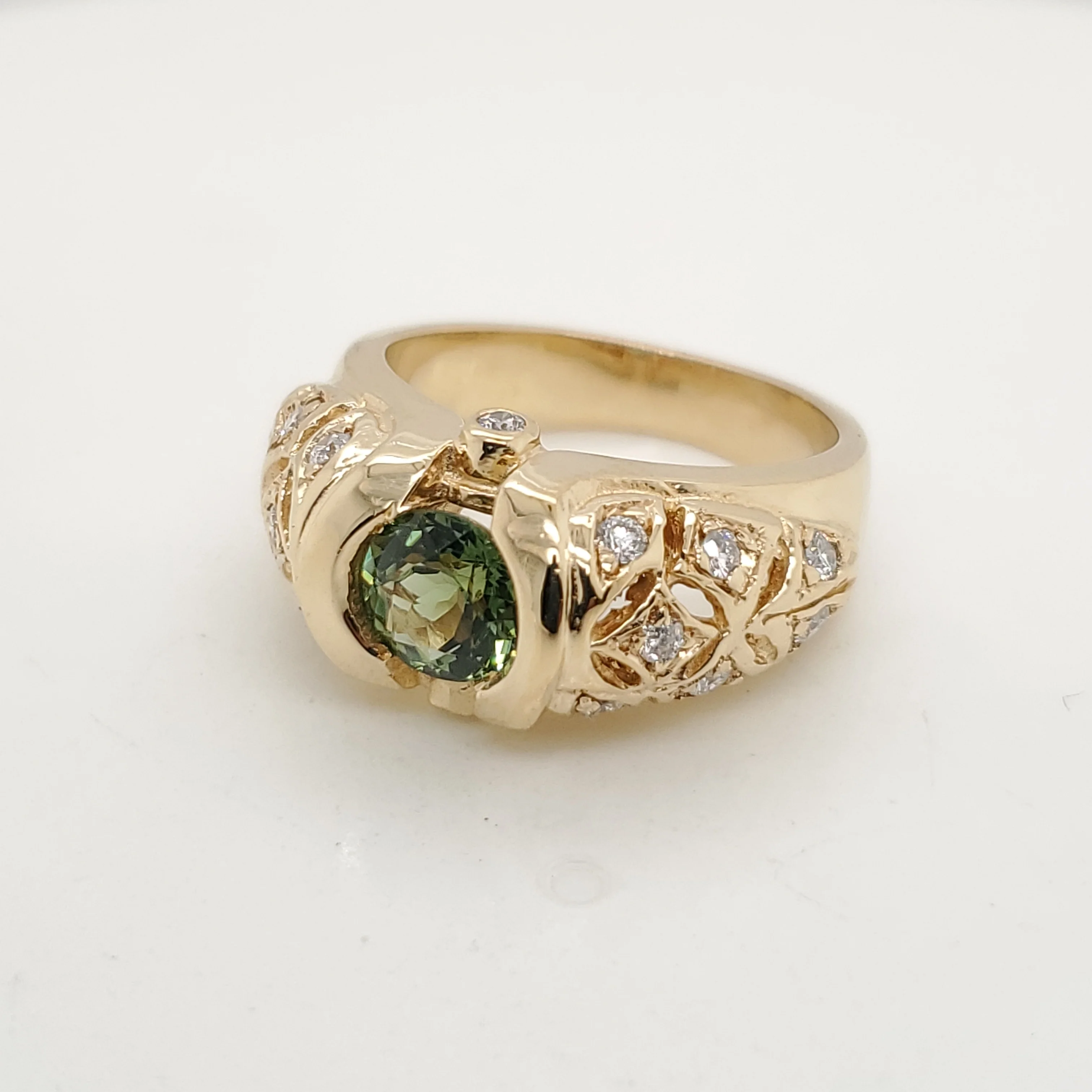 18Kt Yellow Gold Peridot And Diamond Ring