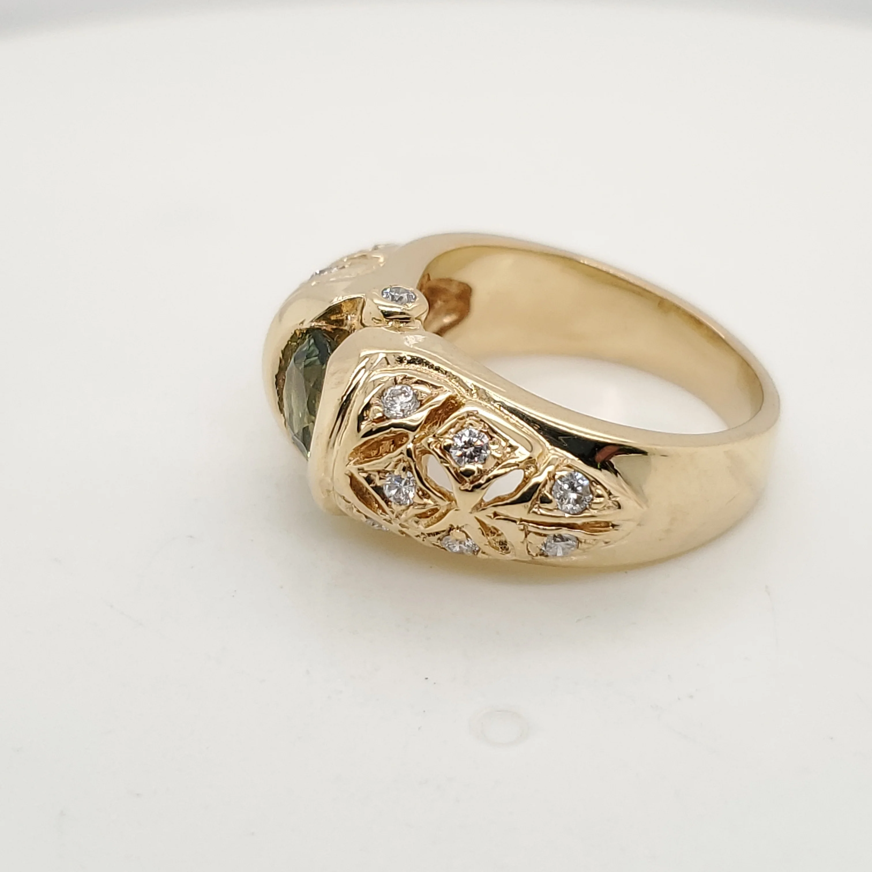 18Kt Yellow Gold Peridot And Diamond Ring - Image 2