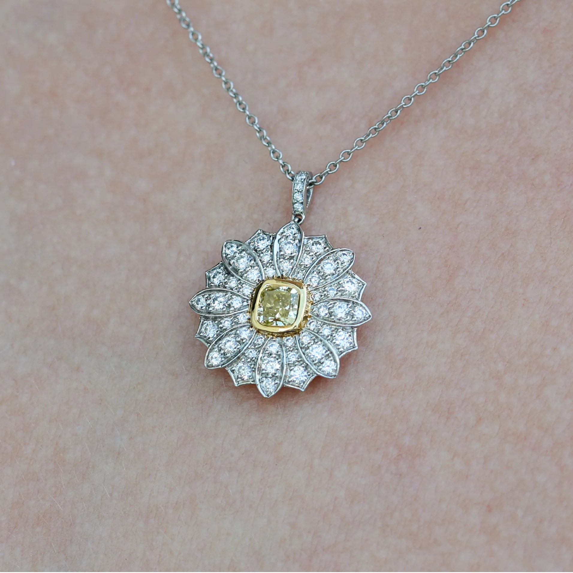 Pre-owned Tiffany & Co Fancy Yellow and White Diamond Daisy Pendant - Image 3
