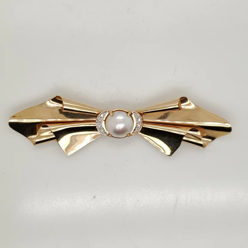 Vintage 14kt Yellow Gold Pearl and Diamond Brooch