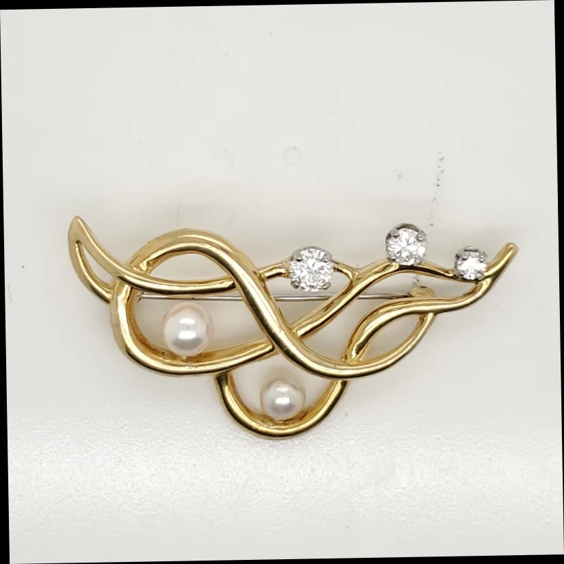Vintage 18kt Yellow Gold Pearl and Diamond Brooch