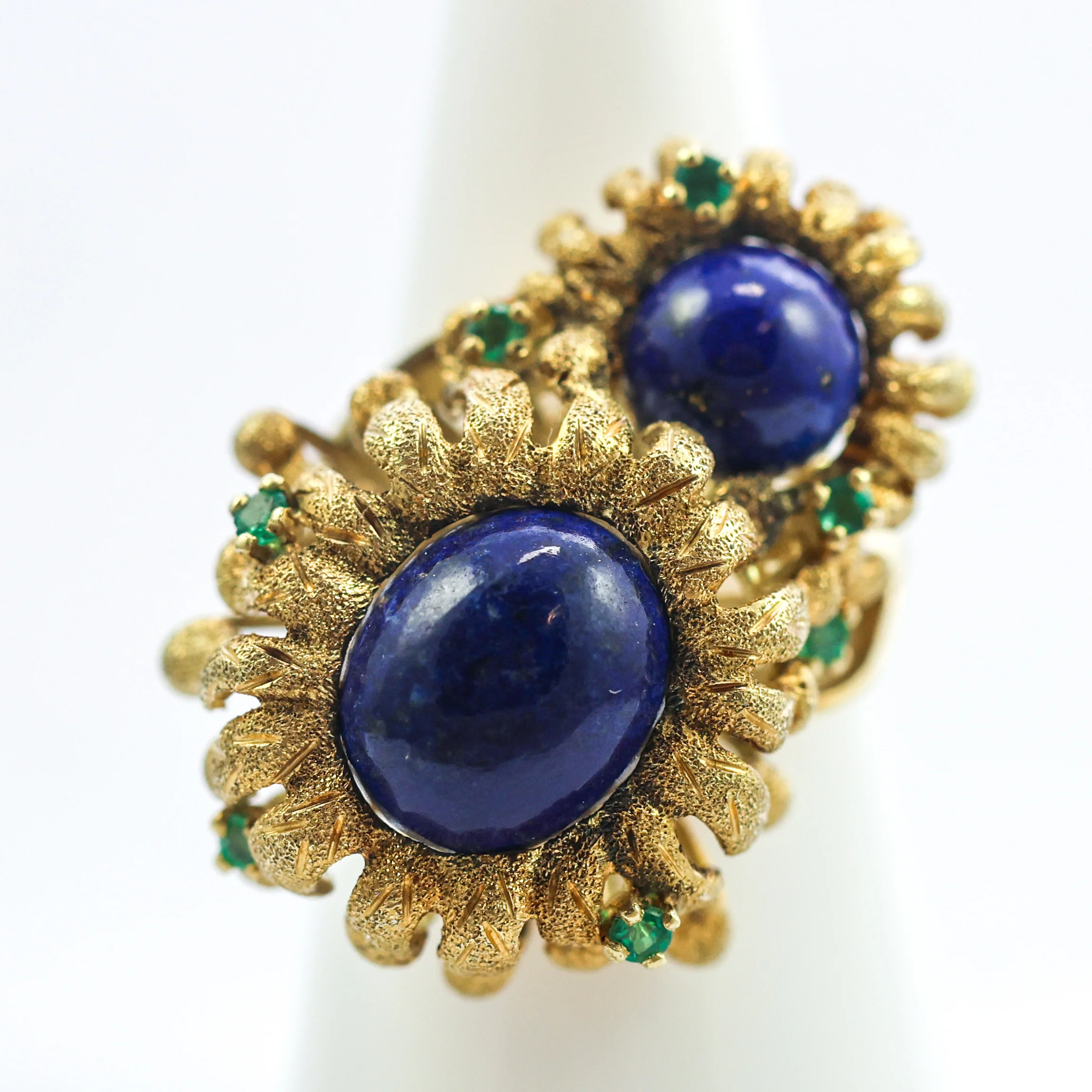 Vintage Brutalist 18kt Yellow Gold Lapis annd Emerald Ring - Image 3