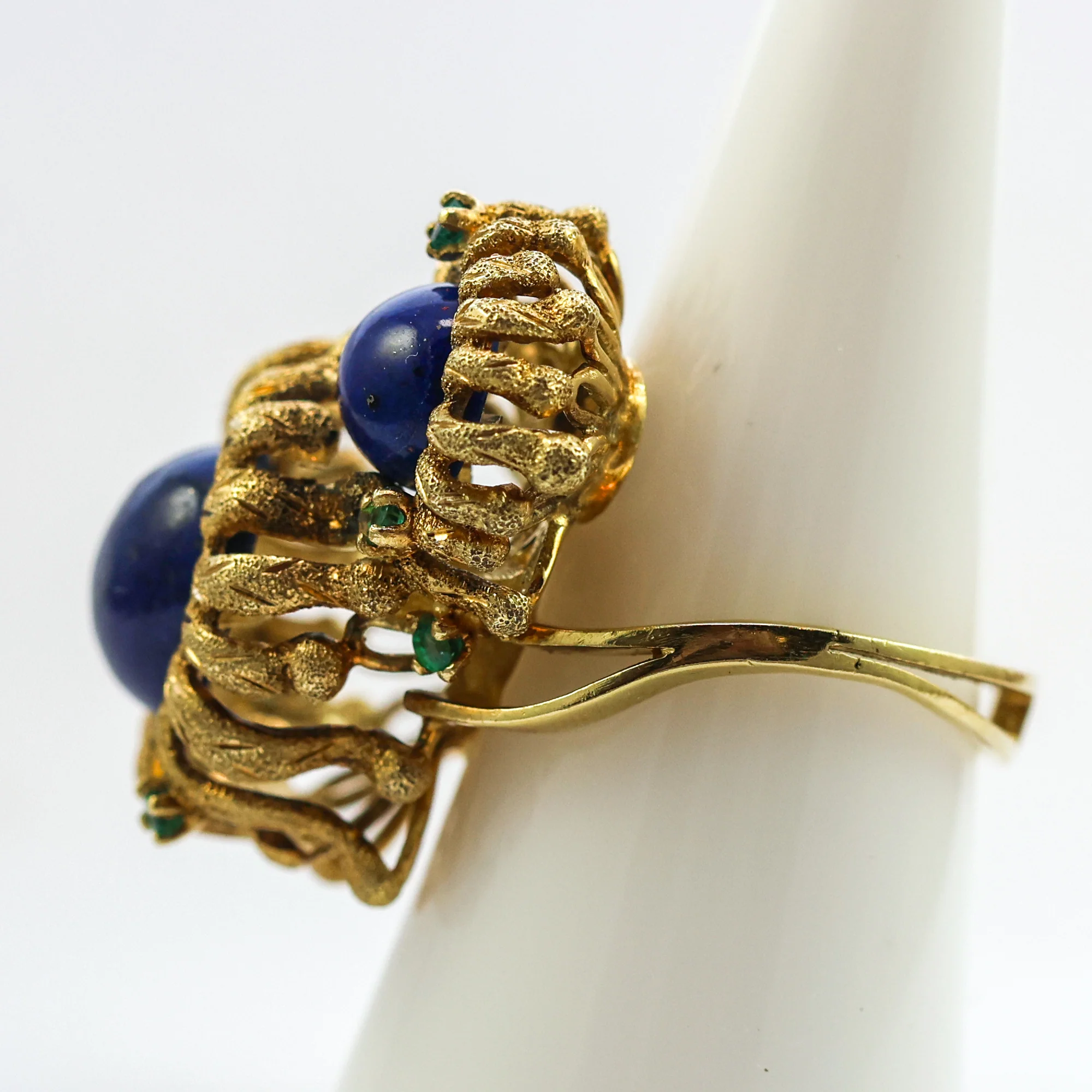 Vintage Brutalist 18kt Yellow Gold Lapis annd Emerald Ring - Image 4