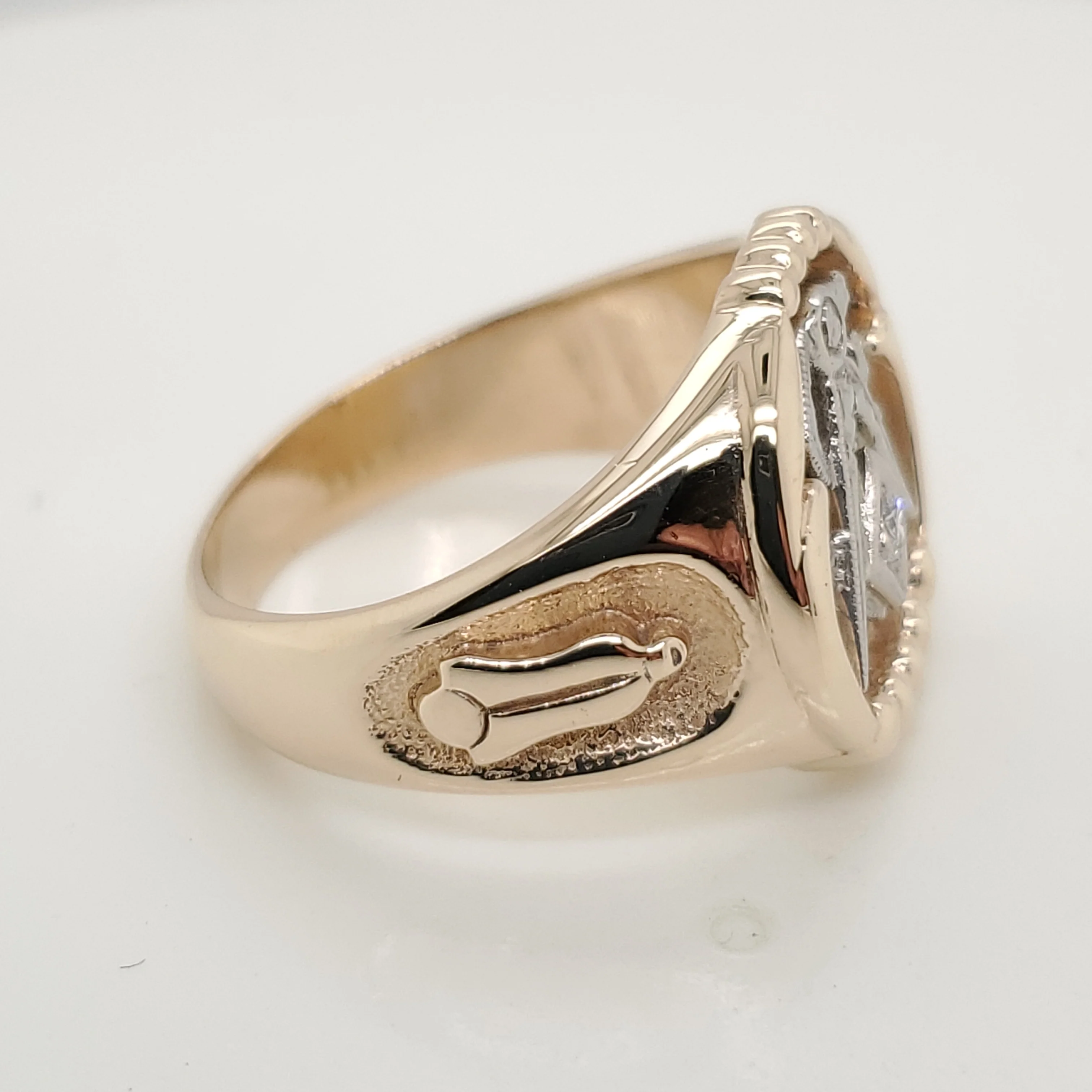 Vintage mid-century 10kt gold and diamond Masonic ring - Image 2